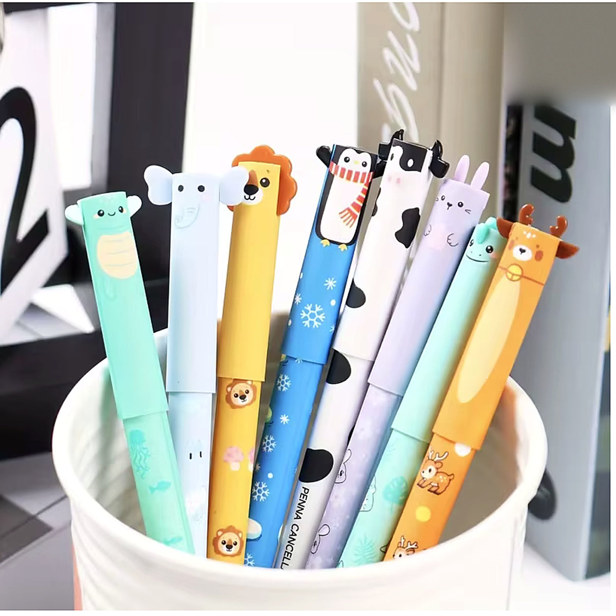 Stylos à personnages animaux alignés sur un bureau