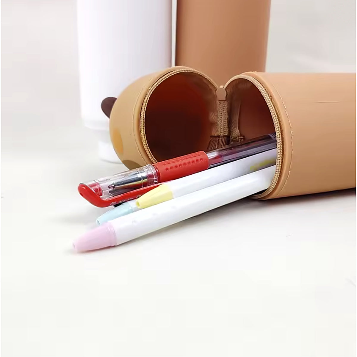Trousse télescopique ouverte laissant apparaître les stylos